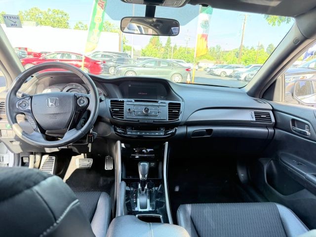 Honda Accord Sedan Vehicle Full-screen Gallery Image 10
