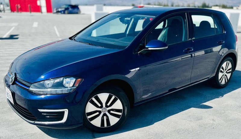 Volkswagen e-Golf Vehicle Full-screen Gallery Image 03