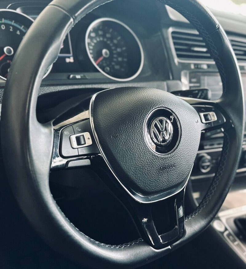 Volkswagen e-Golf Vehicle Full-screen Gallery Image 14