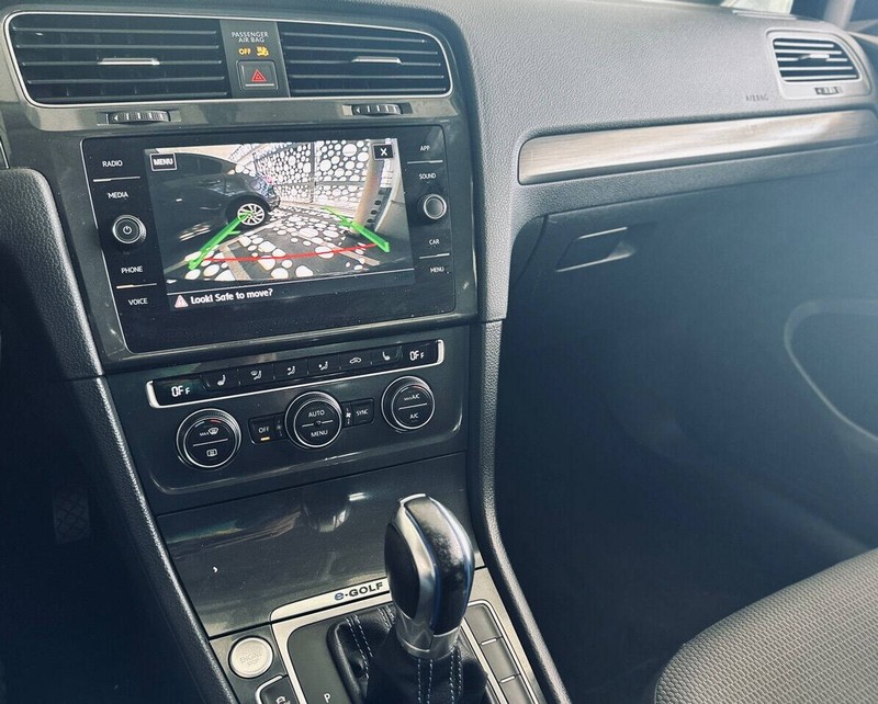 Volkswagen e-Golf Vehicle Full-screen Gallery Image 17