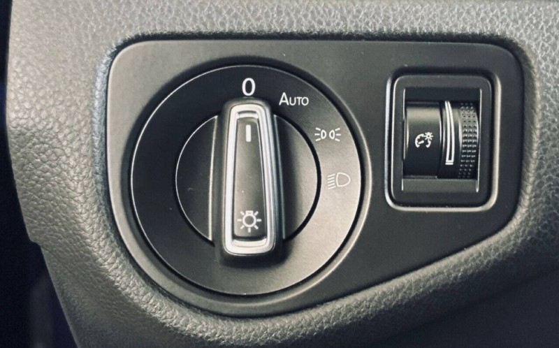 Volkswagen e-Golf Vehicle Full-screen Gallery Image 18