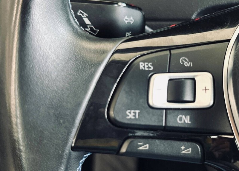Volkswagen e-Golf Vehicle Full-screen Gallery Image 19
