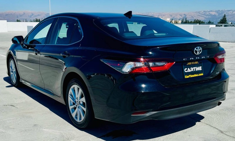 Toyota Camry Vehicle Full-screen Gallery Image 05