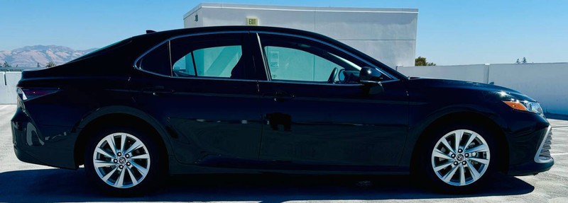 Toyota Camry Vehicle Full-screen Gallery Image 10