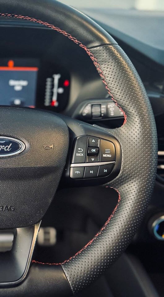 Ford Escape Vehicle Full-screen Gallery Image 16
