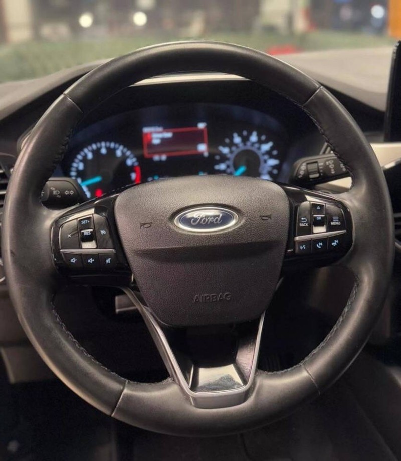 Ford Escape Vehicle Full-screen Gallery Image 18