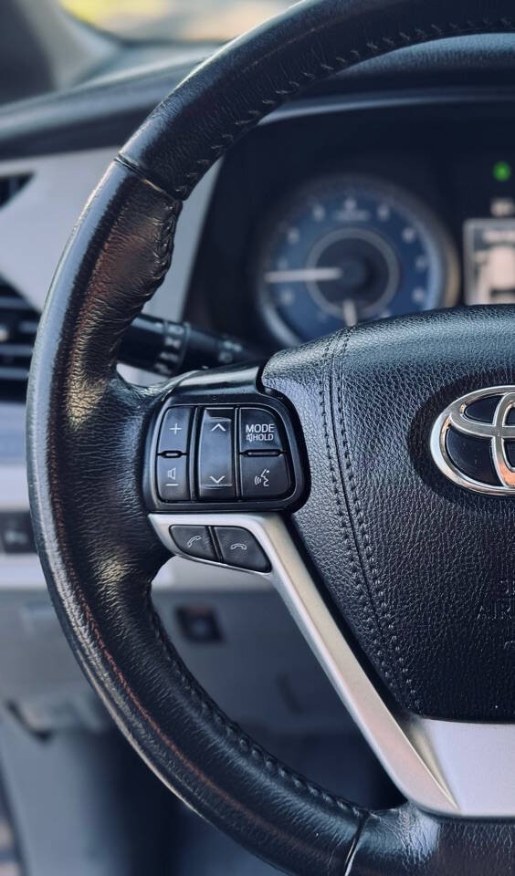 Toyota Sienna Vehicle Full-screen Gallery Image 11