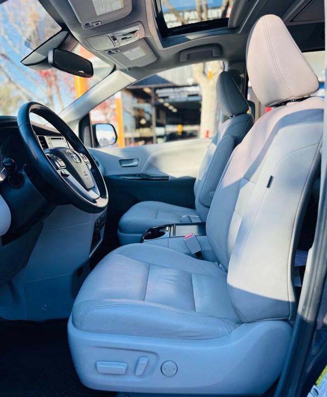 Toyota Sienna Vehicle Full-screen Gallery Image 16