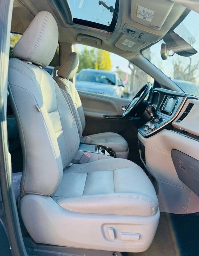 Toyota Sienna Vehicle Full-screen Gallery Image 17