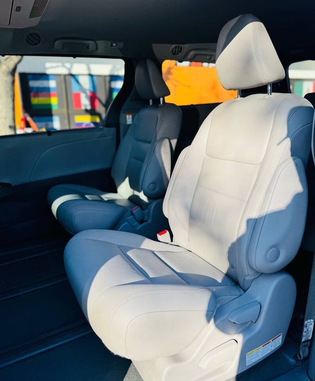 Toyota Sienna Vehicle Full-screen Gallery Image 18