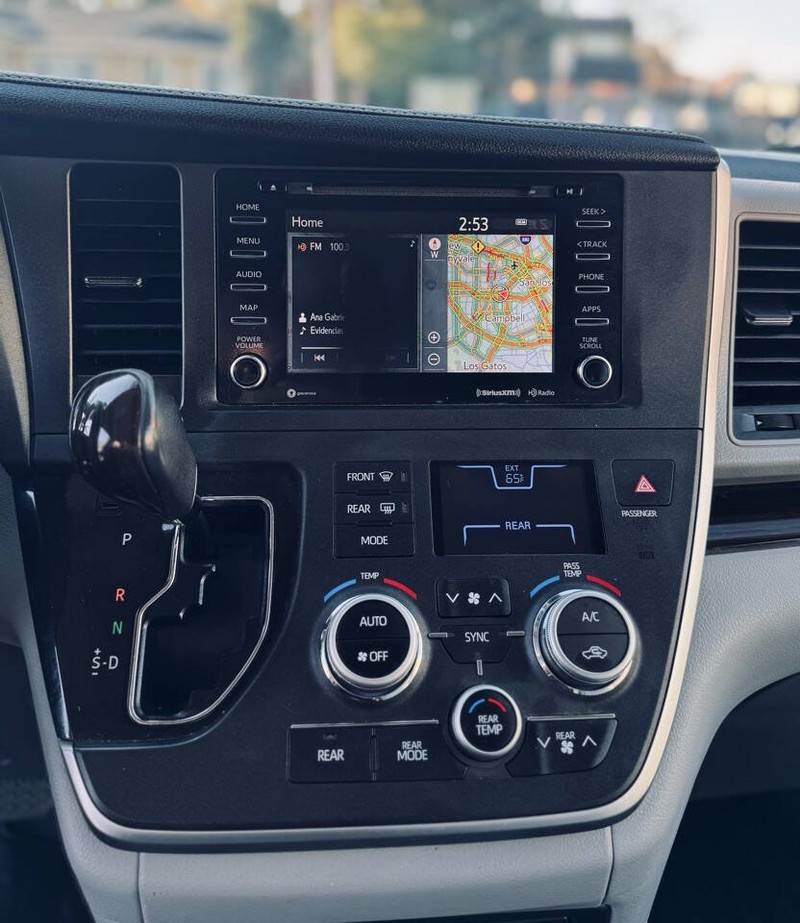 Toyota Sienna Vehicle Full-screen Gallery Image 15