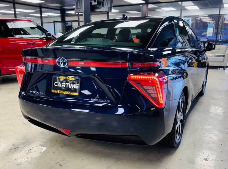 Toyota Mirai Vehicle Full-screen Gallery Image 05