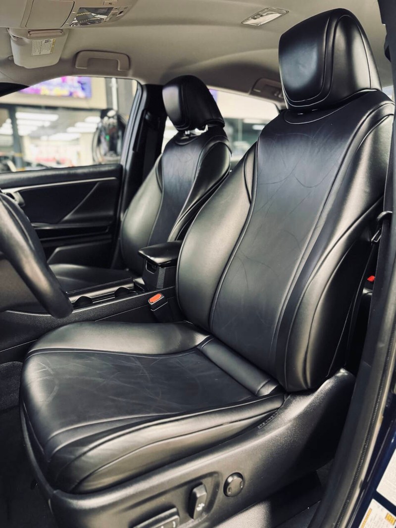 Toyota Mirai Vehicle Full-screen Gallery Image 13