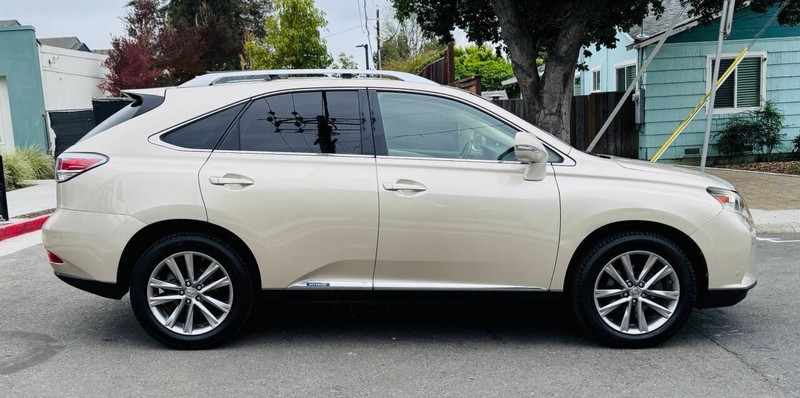 Lexus RX 450h Vehicle Full-screen Gallery Image 05