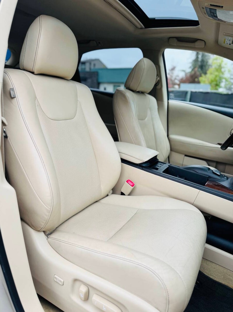 Lexus RX 450h Vehicle Full-screen Gallery Image 14