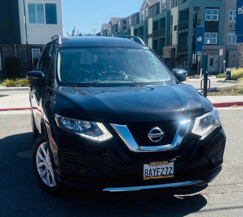 Nissan Rogue Vehicle Full-screen Gallery Image 02
