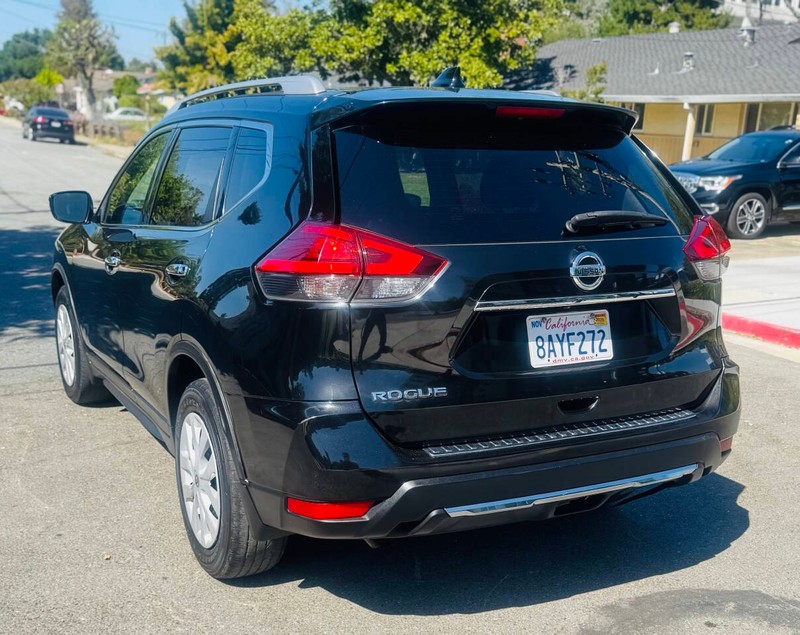 Nissan Rogue Vehicle Full-screen Gallery Image 06