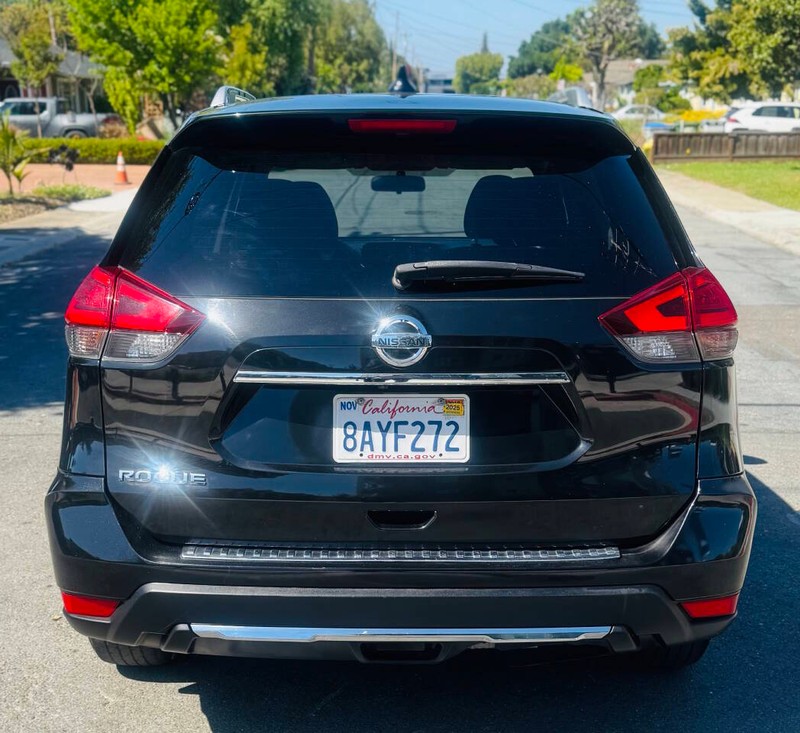 Nissan Rogue Vehicle Full-screen Gallery Image 07