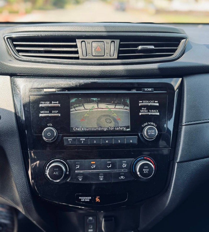 Nissan Rogue Vehicle Full-screen Gallery Image 11