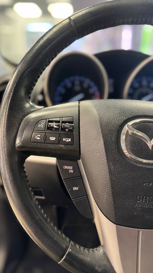 Mazda MAZDA3 Vehicle Full-screen Gallery Image 13