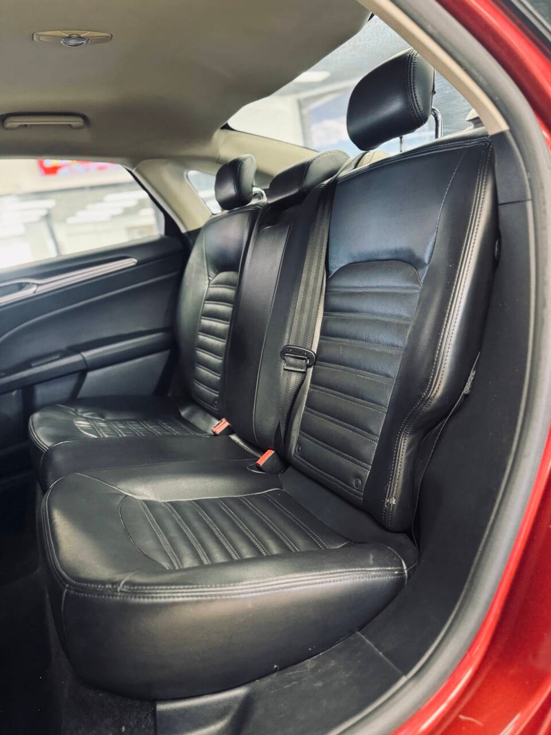 Ford Fusion Vehicle Full-screen Gallery Image 15