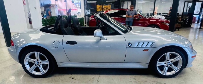 BMW Z3 Vehicle Full-screen Gallery Image 04