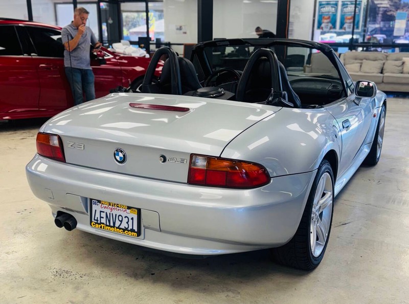 BMW Z3 Vehicle Full-screen Gallery Image 07