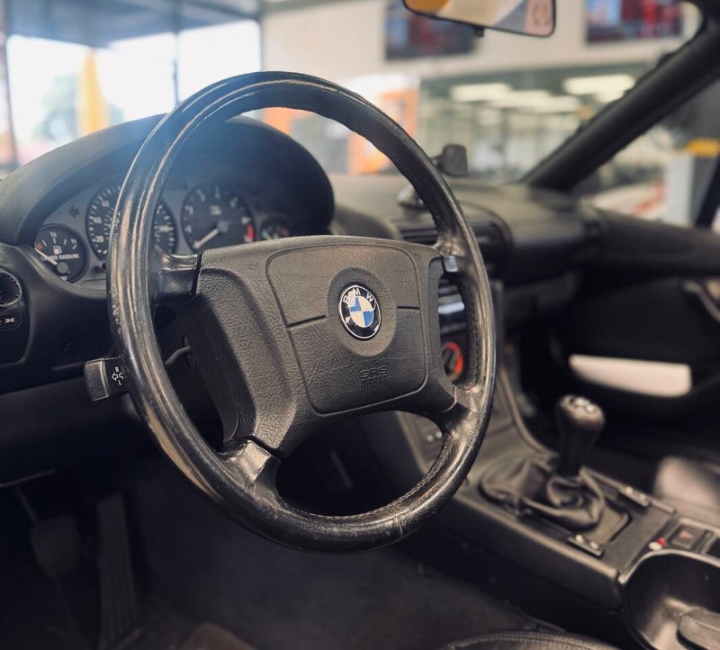 BMW Z3 Vehicle Full-screen Gallery Image 09