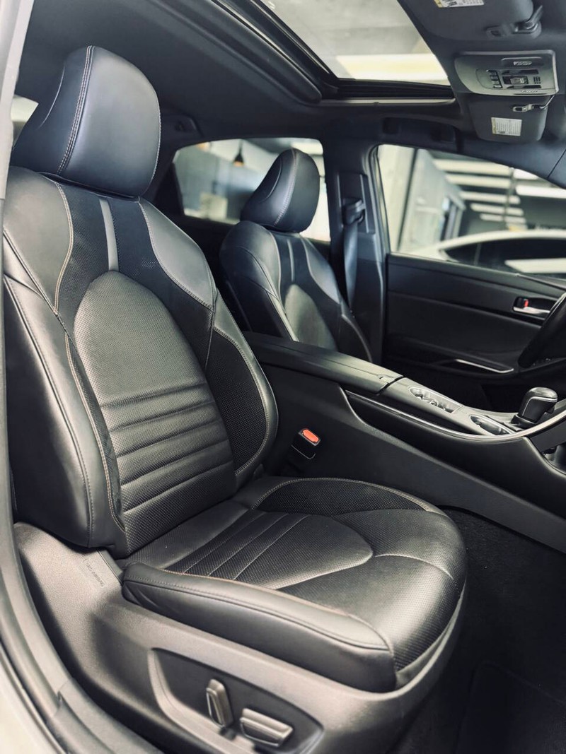 Toyota Avalon Vehicle Full-screen Gallery Image 15