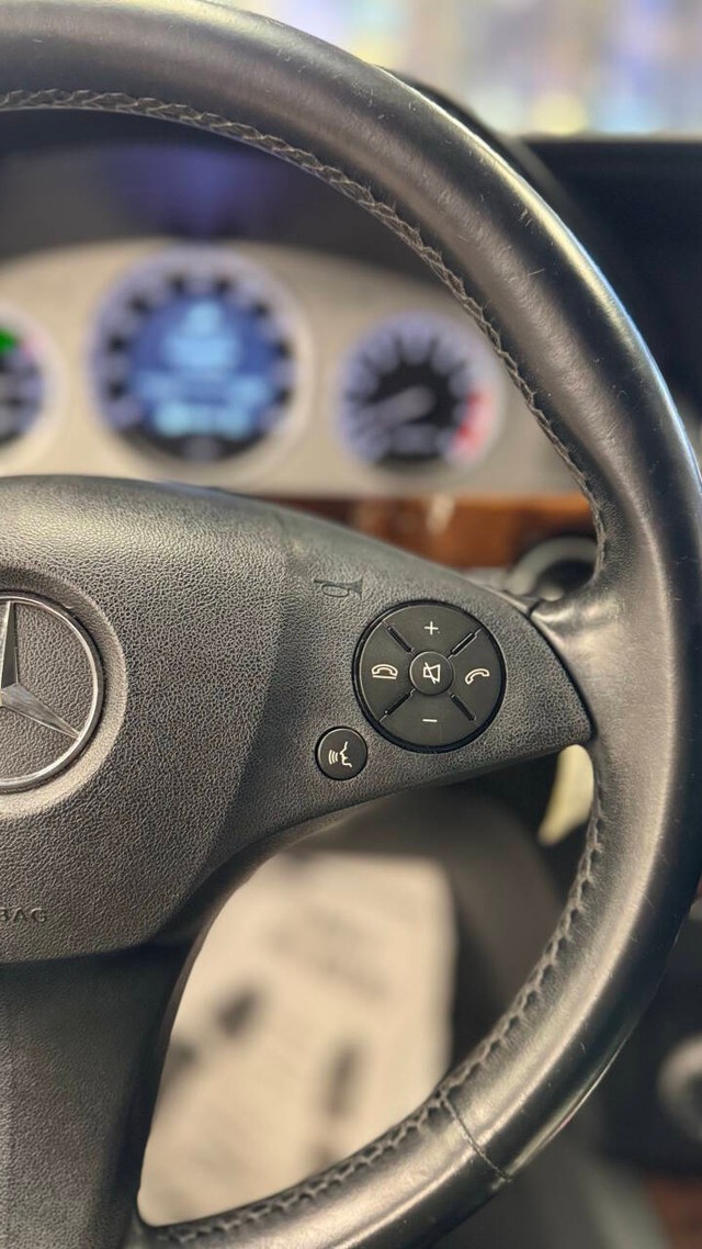 Mercedes-Benz GLK-Class Vehicle Full-screen Gallery Image 17
