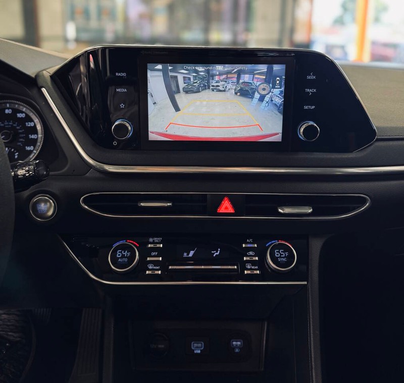 Hyundai Sonata Hybrid Vehicle Full-screen Gallery Image 12