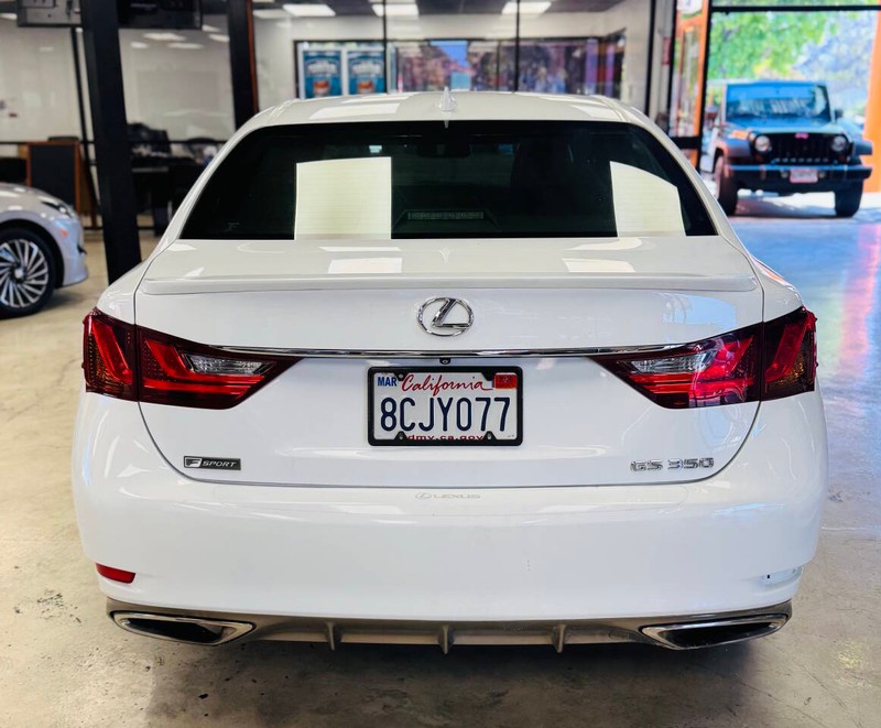 Lexus GS 350 Vehicle Full-screen Gallery Image 07