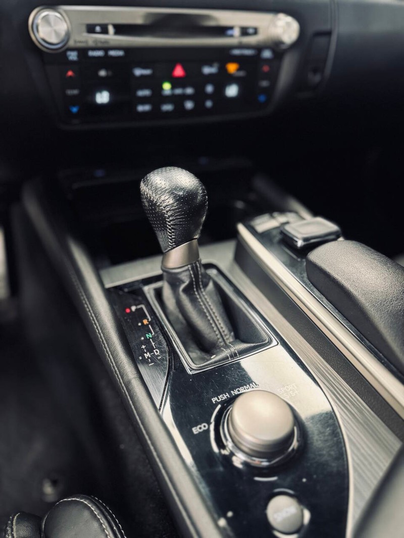 Lexus GS 350 Vehicle Full-screen Gallery Image 12