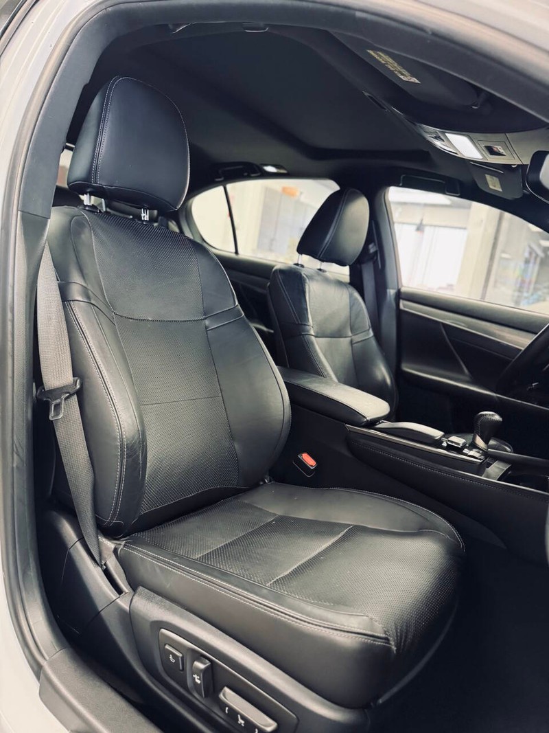Lexus GS 350 Vehicle Full-screen Gallery Image 14