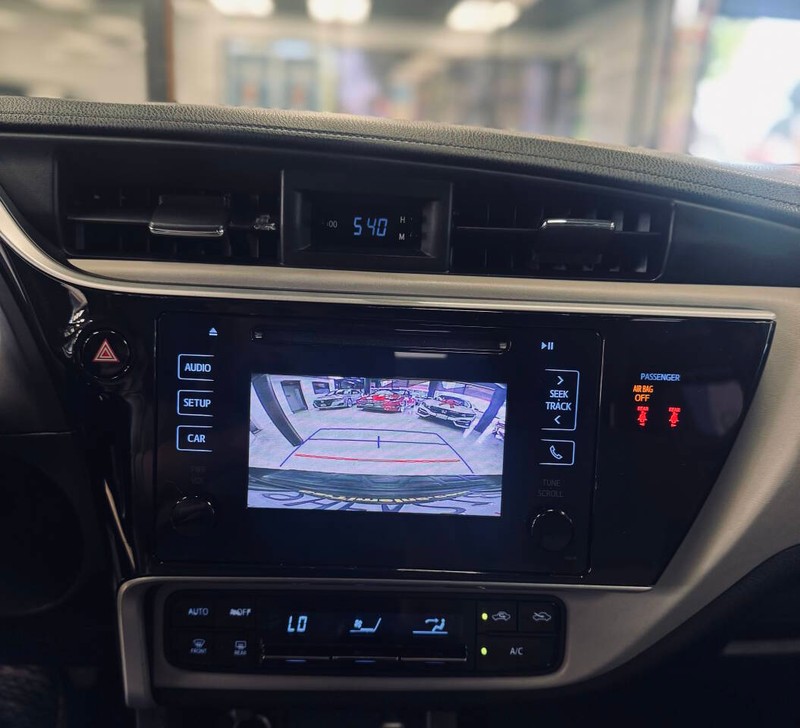 Toyota Corolla Vehicle Full-screen Gallery Image 11