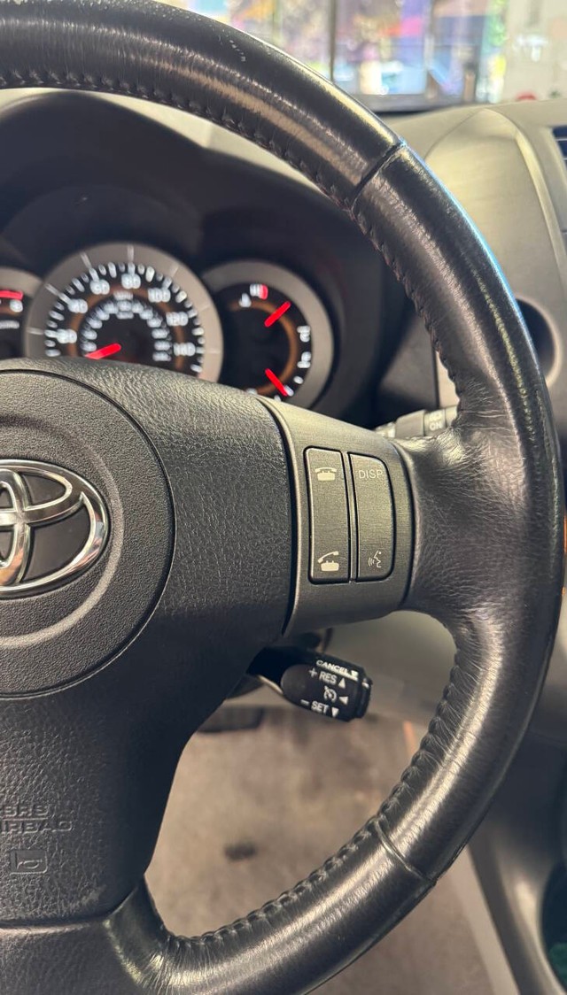 Toyota RAV4 Vehicle Full-screen Gallery Image 13