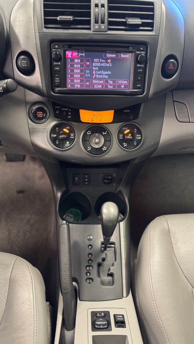 Toyota RAV4 Vehicle Full-screen Gallery Image 16