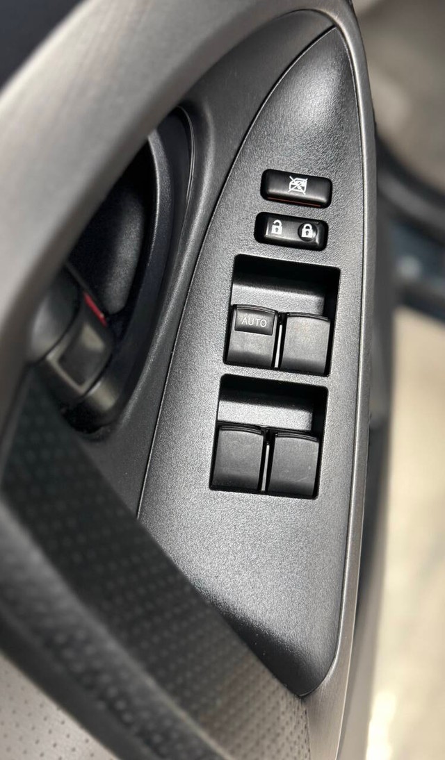 Toyota RAV4 Vehicle Full-screen Gallery Image 19