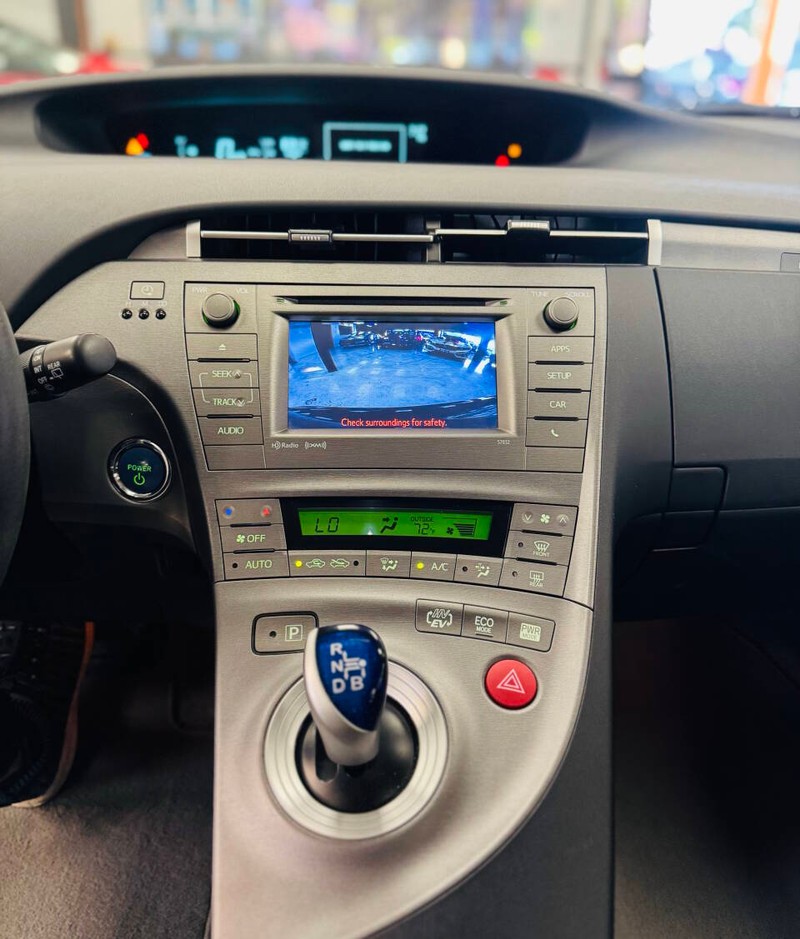 Toyota Prius Plug-In Vehicle Full-screen Gallery Image 11