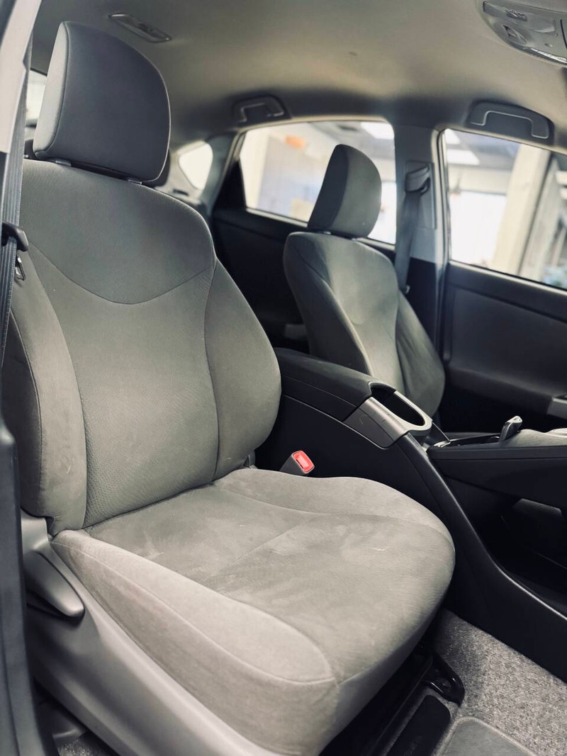 Toyota Prius Plug-In Vehicle Full-screen Gallery Image 13