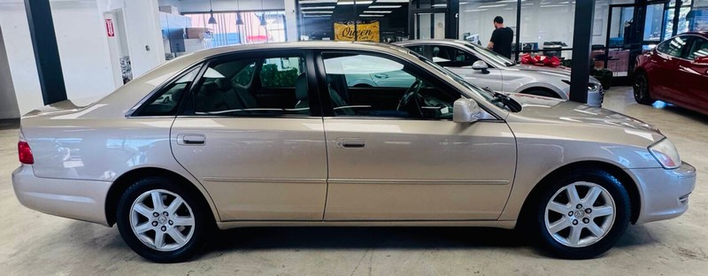 Toyota Avalon Vehicle Full-screen Gallery Image 04