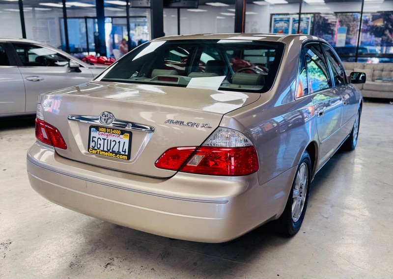 Toyota Avalon Vehicle Full-screen Gallery Image 08