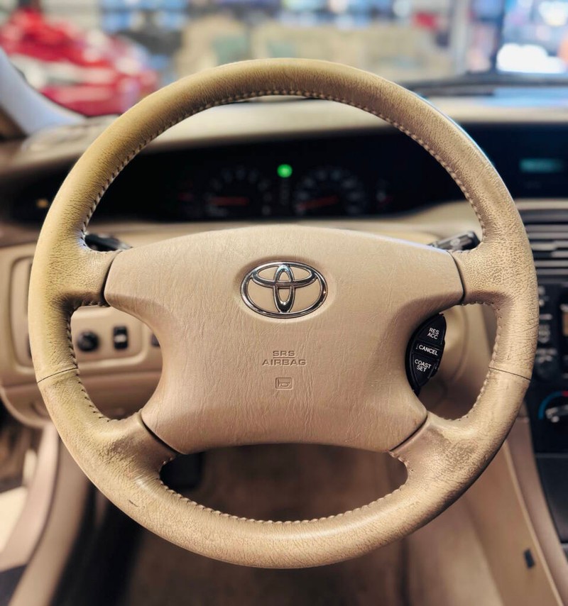 Toyota Avalon Vehicle Full-screen Gallery Image 09