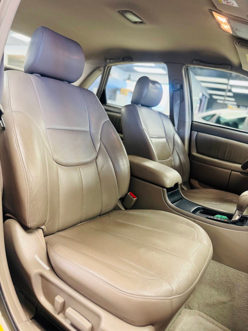Toyota Avalon Vehicle Full-screen Gallery Image 13