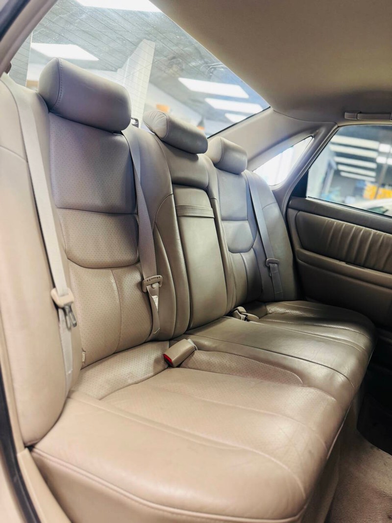 Toyota Avalon Vehicle Full-screen Gallery Image 15