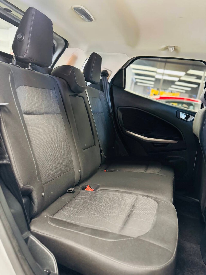 Ford EcoSport Vehicle Full-screen Gallery Image 15