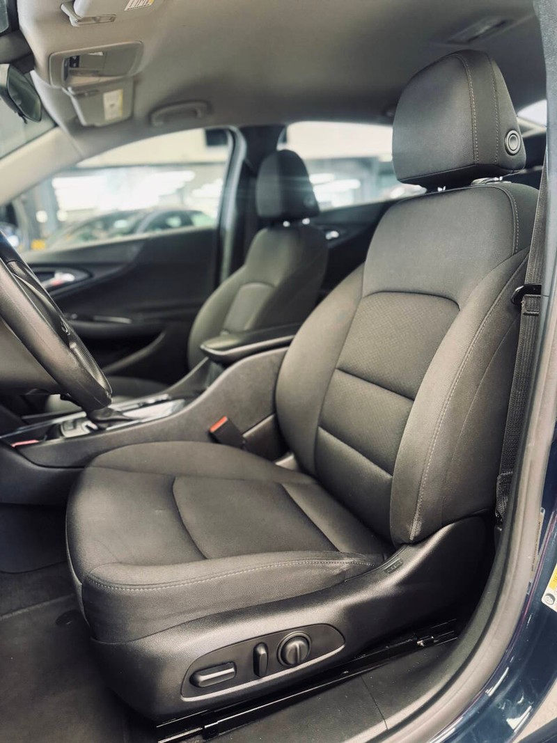 Chevrolet Malibu Vehicle Full-screen Gallery Image 12