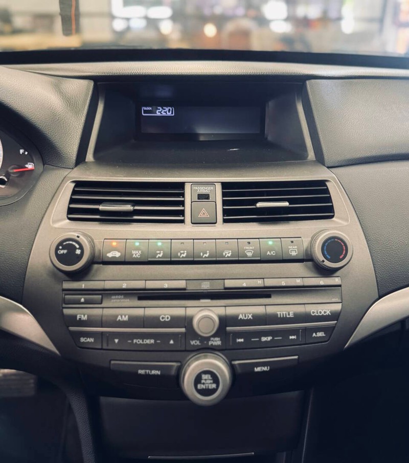 Honda Accord Sedan Vehicle Full-screen Gallery Image 11