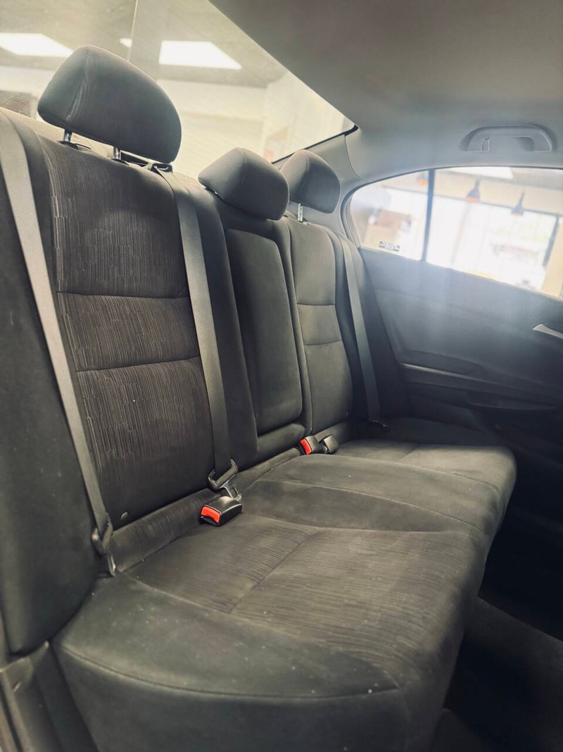 Honda Accord Sedan Vehicle Full-screen Gallery Image 15