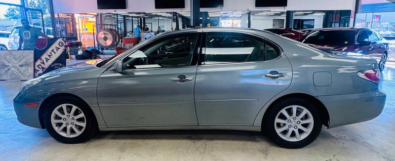 Lexus ES 300 Vehicle Full-screen Gallery Image 04